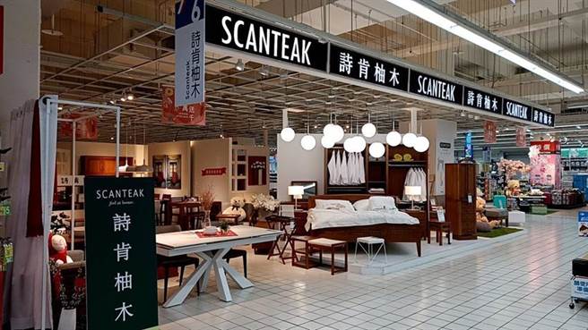 （詩肯去年7月進駐家樂福開出首家量販型門市，因效益不錯，去年底前已開出8家，預計今年再開2～4家。圖為詩肯位於家樂福桃園八德店賣場內概況。圖／家樂福提供）
