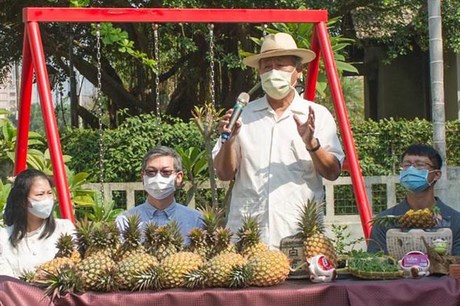 （前農委會主委曹啟鴻(站者)呼籲國內餐飲業多多支持鳳梨農。圖／黃耀寬提供）
