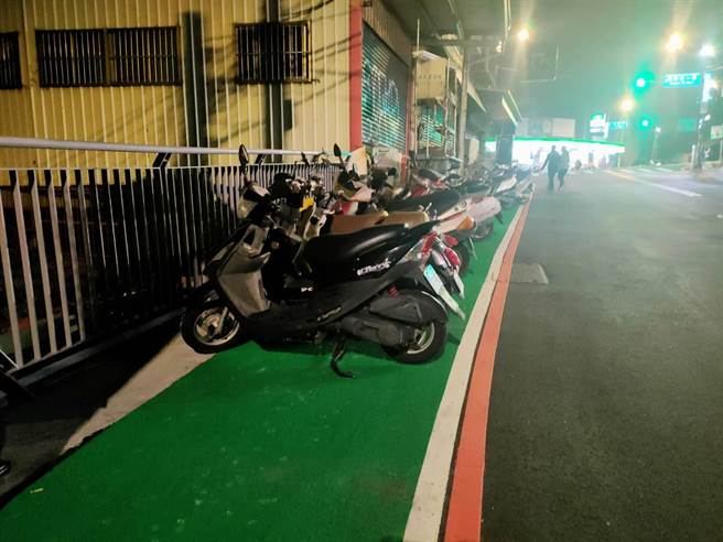 彰化市介壽北路兩側畫上綠色人行道標線，但多數住戶、店家機踏車晚間幾乎全停放在標線上。（謝瓊雲攝）
