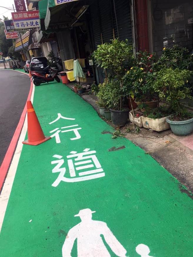 彰化市人本城區工程，市區校園周邊畫上綠色人行道，又有紅線、白線，讓不少市民困惑到底能不能停車？人又該怎麼走？（摘自臉書／謝瓊雲彰化傳真）