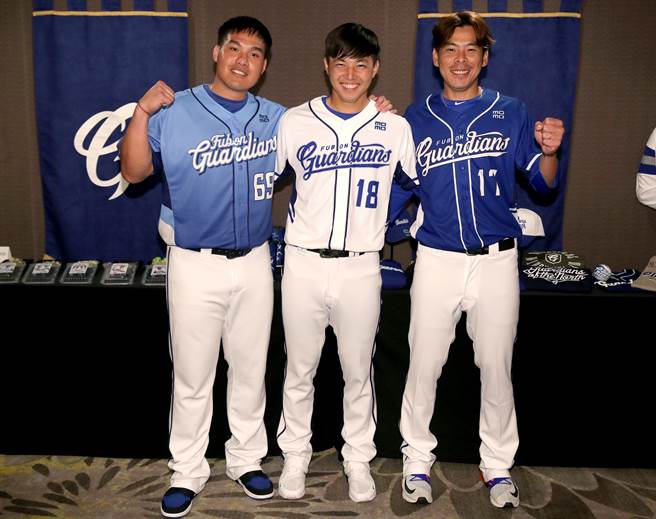 郭俊麟（中）预定7月復出，重新回到比赛中投球。（郑任南摄）