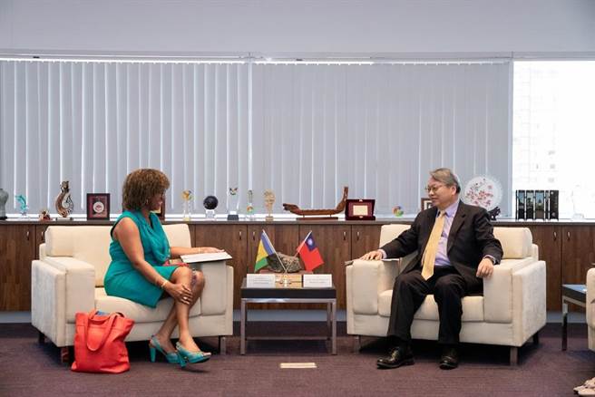 聖文森及格瑞那丁大使柏安卓9日率團至台中市政府拜會副市長令狐榮達。（盧金足攝） 