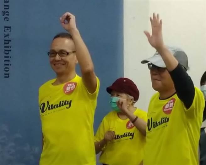 「2021爷奶Color Walk-活力向前走」活动由任爸(图左)担任活动大使，他说，持续运动与亲近大自然，是保持活力的不二法则。他鼓励大家带着家中老小一起报名，享受健走美好时光。(图/梁惠明摄)