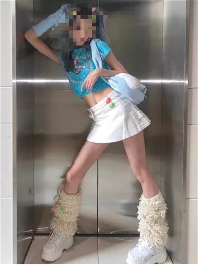 BM露腰风去年传到亚洲后俘获了很多大陆年轻女性的芳心，很多女生在社交软体上分享自己穿着紧身、露脐T恤的照片。（图／微博）