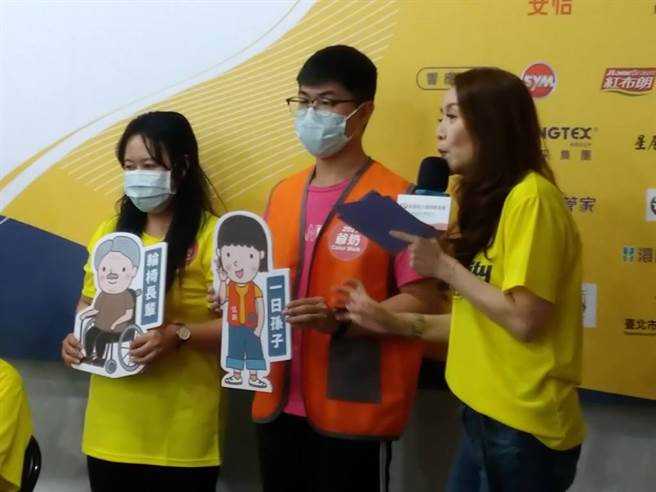 为了鼓励长者参与活动的意愿，弘道基金会特别新增「一日孙子」的陪伴服务，欢迎高龄80岁（含）以上长辈、无人陪伴的长者报名申请。(图／梁惠明摄）