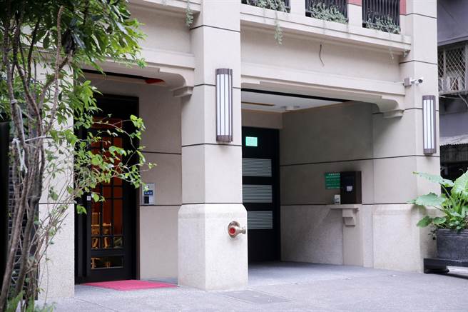 已婚的民進黨立委王定宇被媒體爆出與民進黨發言人顏若芳疑似同居，顏若芳反駁影射內容，指該屋為兩房一廳格局，自己平常很少住那，所以就用租金8000元租給王定宇。圖為兩人被拍攝到一同進出的大樓外觀。（黃世麒攝）