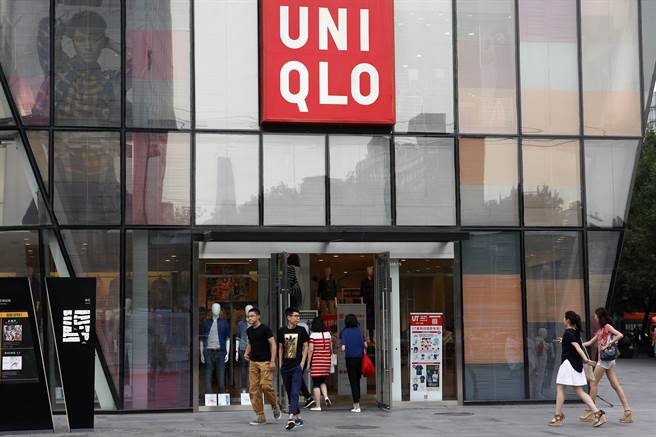 许多年轻女性转入快时尚童装部试穿极紧绷的小号上衣，藉着在试衣间拍摄并分享露出细腰的照片来吸引注意，这些硬是被撑大甚至损坏的童装让业者造成损失。图为北京的优衣库。（图／中新社）