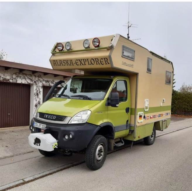 在疫情期间，为了避免过多和外界接触，指挥家马寇尔自驾露营车外出工作，车子变行动办公室，吃饭、睡觉、洗澡一应俱全，隔绝染疫风险。（马寇尔提供）