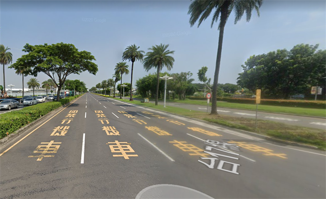 老翁超速24公里收红单上诉 称未察觉3个车道外的警方测速照相取缔牌。(翻摄 Google Maps)