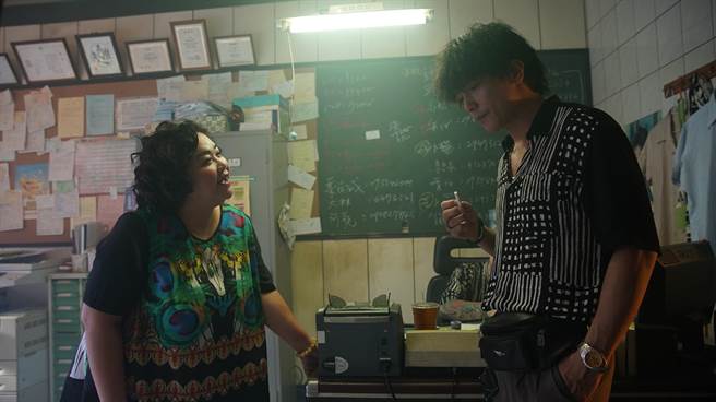 锺欣凌（左）和邱泽互飙演技。（金盏花大影业提供）