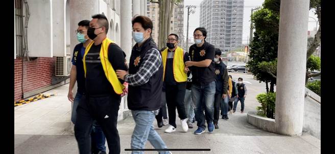 平鎮警分局執行為期一個月的除暴專案全面掃蕩黑幫。(警方提供／呂筱蟬桃園傳真)