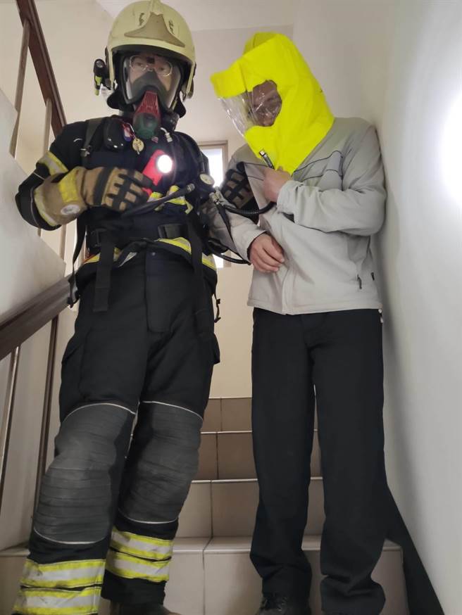 消防队员使用共生面罩引导火场内民眾脱困，图为示意画面。(消防局提供／吕筱蝉桃园传真)