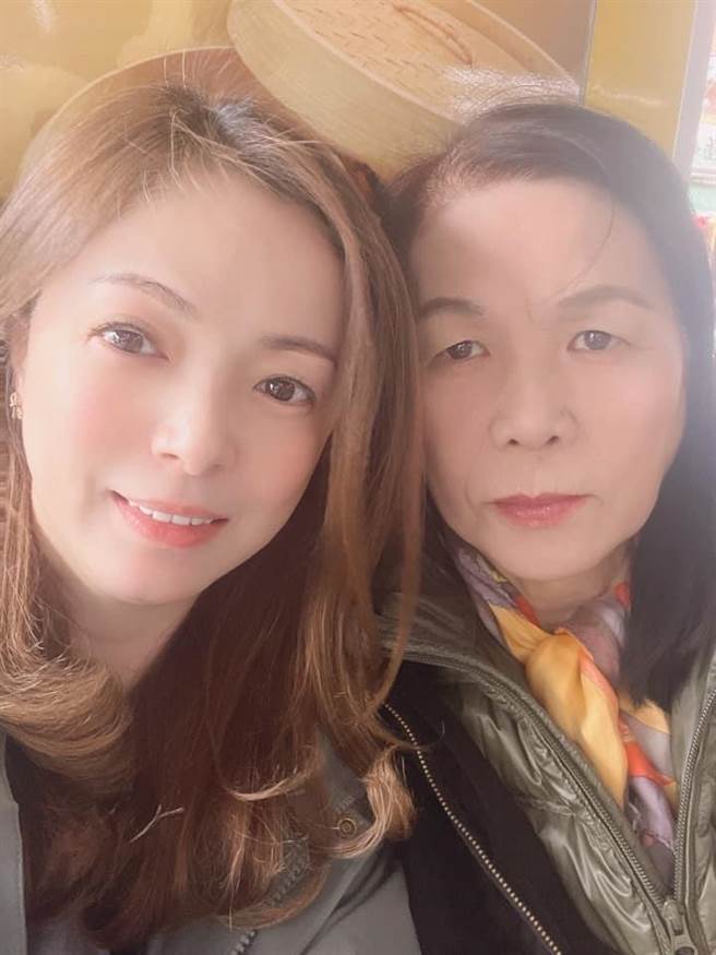 王定宇岳母(右)力挺女儿跟女婿感情很好，绝对不可能做出这种事。(摘自李淑吟脸书)