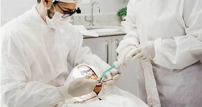 牙齿手术时，视情况会搭配镇静麻醉。（示意图／取自Unsplash）