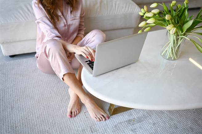 一名女大生分享，日前她穿着睡衣被男房东撞见，等到她回房照镜子发现自己底裤跑出来见人，让她相当崩溃。(达志影像/示意图非当事人)