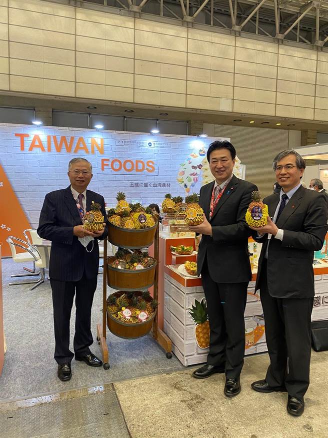 东京食品展开幕，臺湾馆展出凤梨各式农产品。自民党眾议员木原稔（中）也到场参观，我国代表致赠台湾屏东凤梨。（图：外贸协会提供）
