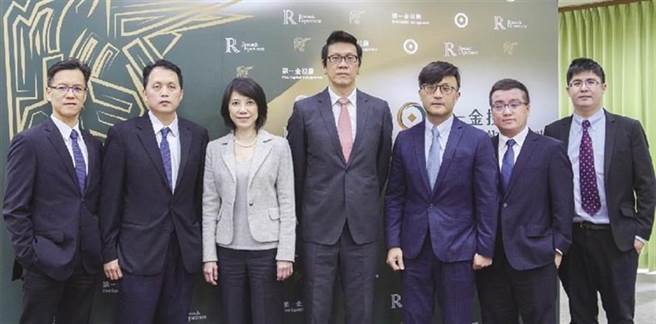 （第一金證券董事長葉光章（圖中）、第一金證券總經理陳香如（左三）、第一金投顧董事長陳奕光（右三）及其經營團隊。圖／第一金證提供）