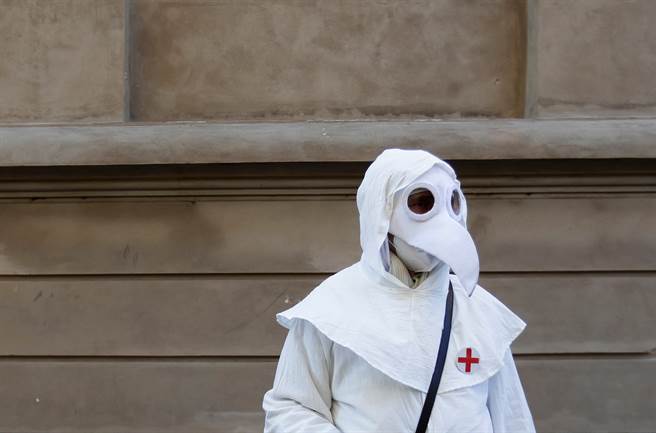 假訊息正嚴重阻礙捷克的疫苗計畫。圖為上街抗議政府防疫措施的捷克民眾。（圖/路透社）