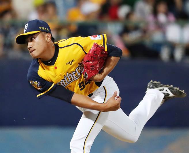 中信兄弟後援投手吳俊偉連續兩天失手。（資料照／陳怡誠攝）