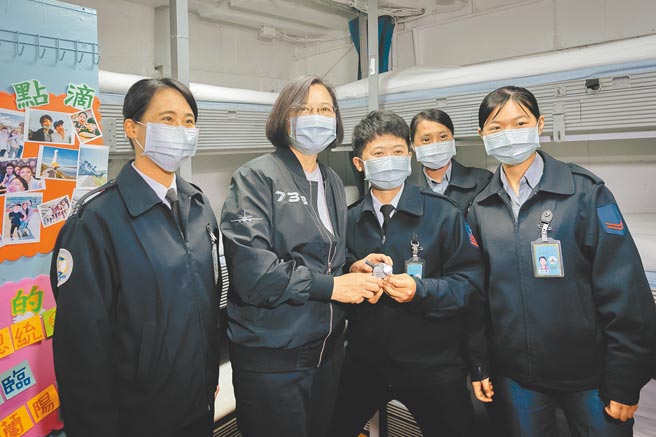 蔡英文总统（左二）8日赴基隆视导海军131舰队，并登上兰阳舰视察，与舰上女性士官兵合影留念。（总统府提供）