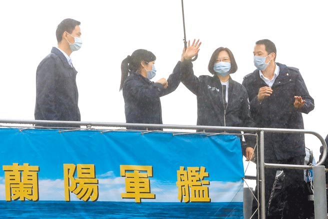 蔡英文總統（中）表示，期待女性的傑出表現可以成為理所當然的存在，希望能不再看到「女強人」這個詞彙。（黃世麒攝）