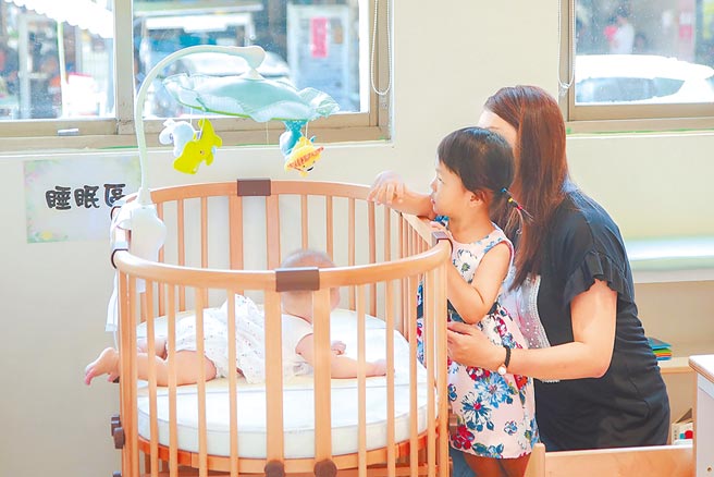 新冠疫情衝击全球经济，女性失业率高于男性，同时，女性在无薪照顾和家务劳动方面，比男性承担的负担更重。（台中市政府提供）