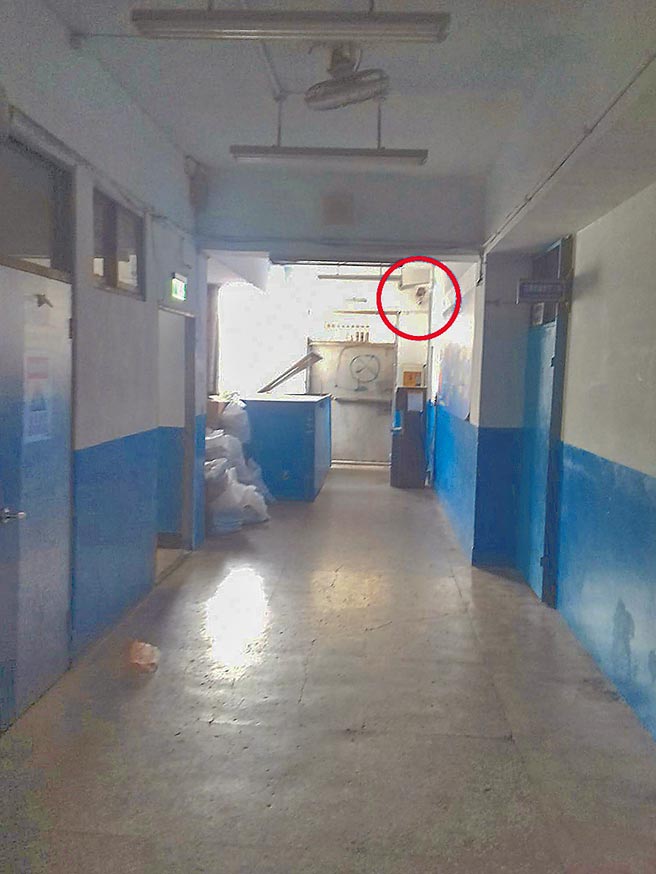 李姓少年霸凌案，家屬希望學校要求提供走廊監視器影片（紅圈處）。（讀者提供）全國各縣市安心專線1925