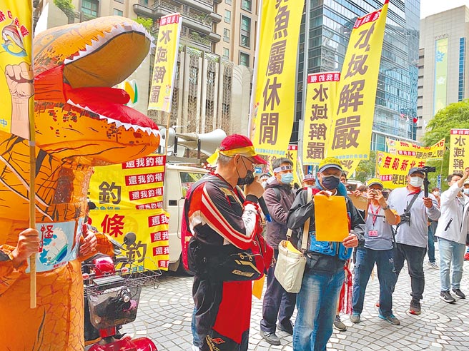 百位波特船玩家和钓客8日集结新北市府前抗议，怒批新北市「水域戒严」、「一片海域两套规定」。（许哲瑗摄）