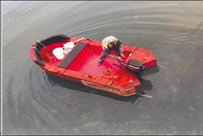 被称为「穷人游艇」的水上波特船，因曾发生落水意外且影响渔民作业，新北市去年率全国之先公告禁止，引发钓客和玩家不满，8日上午于新北市府前集结举牌抗议，怒批新北市「水域戒严」、「一片海域两套规定」。（新北市观光局提供）