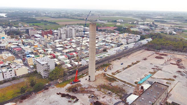 云林县北港镇万有纸厂78公尺烟囱将拆除，云林县政府要求施工单位举办民眾说明会。（民眾提供／张朝欣云林传真）