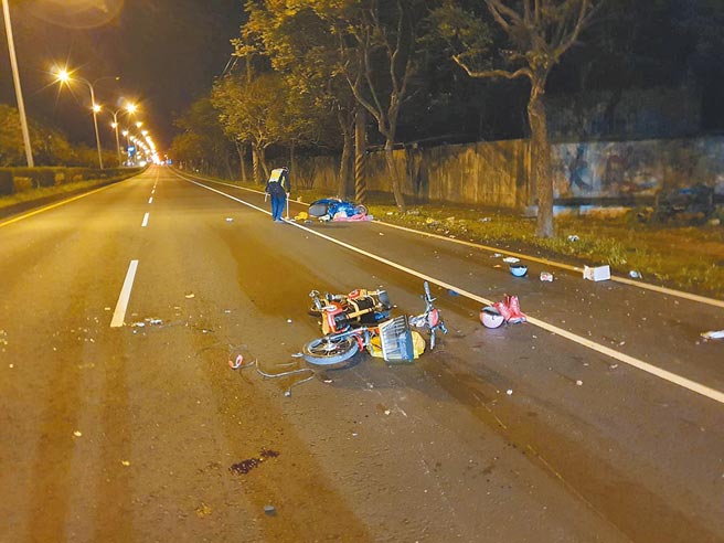 海巡署东部分署第12岸巡队温姓中尉7日晚间骑乘机车行驶在台9线花莲新城加湾附近，不慎追撞前方2名菲籍移工共乘的电动自行车，最后伤重不治。（民眾提供／罗亦晽花莲传真）