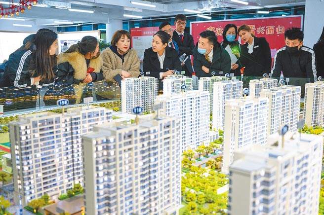 随着经济独立能力提升，大陆房市掀起一波女性置产潮，逾7成女性在购屋时完全无需另一半资助。（中新社）