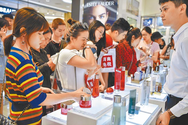 现代女性越来越注重外在，美容保养类的「悦己型消费」占比越来越高。图为女顾客们在化妆品柜台前购买商品。（中新社）