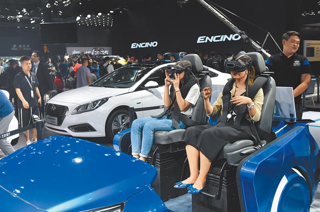 央视财经报导，《中国美好生活大调查（2020—2021）》，2020年大陆女性的购车消费占其消费比例达到22.28％，是近十年来，大陆女性的买车消费比例首次超过男性。图为观眾在车展上体验通过电子设备感受驾车。（新华社）