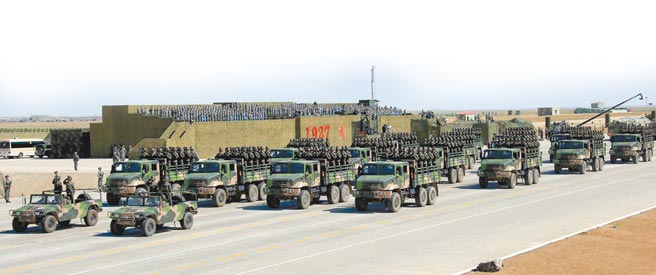 大陆不断发展陆基中段反飞弹能力。火箭军部队方队于内蒙古的朱日和训练基地举行阅兵。（新华社）