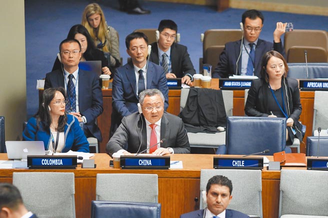 美政府一直呼吁大陆不要进行反卫星武器试验，但中方认为美方在裁军上表现虚偽。图为中国外交部军控司司长傅聪（第二排右）在联合国会议发言。（新华社）
