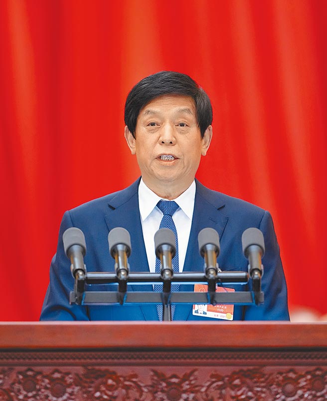 大陆全国人大常委会委员长栗战书8日下午在全体会议中报告全国人大今年的6项任务。（新华社）