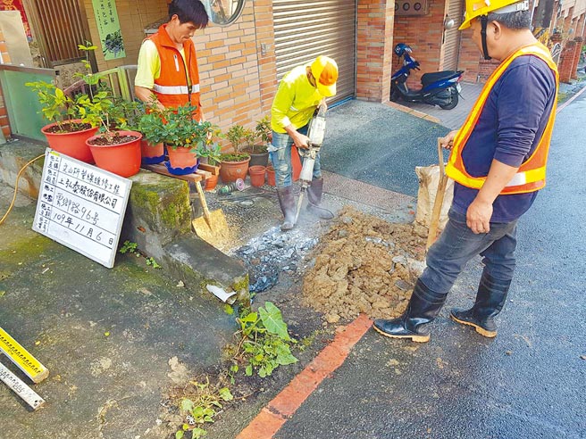 新北市深坑区「云乡山庄」40多年来必须靠抽水马达打水使用。（里长李传震提供／叶书宏新北传真）