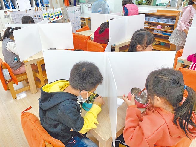 新竹市政府打造幼儿防疫隔板，8日起提供全市161所公私立幼儿园，加强幼儿用餐时的防疫。（陈育贤摄）