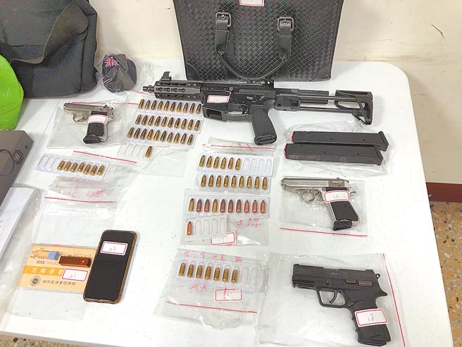 台南市警方再逮捕「虾米集团」党羽5人，并公布该集团被查获的1长3短改造枪枝火力。（读者提供／程炳璋台南传真）