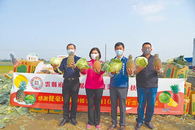 台中健豪印刷廠採購5000箱、總計10萬公斤高麗菜送給客戶，左起雲縣府農業處長吳芳銘、縣長張麗善、縣議員李明哲、廖偉晴。（雲林縣政府提供／周麗蘭雲林傳真）