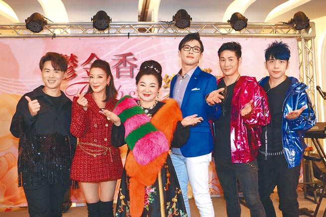 白冰冰（左三）昨率子弟兵东谚（右起）、阿文、陈思玮演出，陈孟贤（左起）、杨绣惠担任神秘嘉宾。（长兴影视提供）