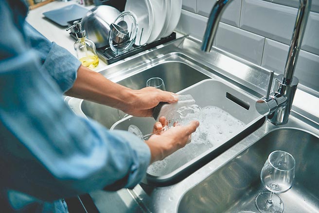 GRUNDVATTNET活动式洗涤槽，399元。（IKEA提供）