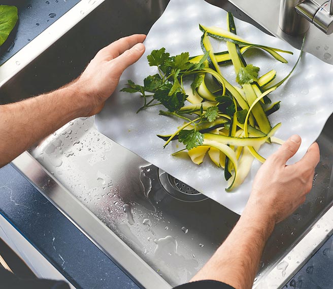 GRUNDVATTNET水槽垫，准备食物时可放在水槽底部，收集食物残渣,有助于节省水、时间和空间。（IKEA提供）