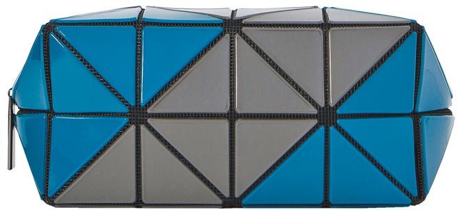 三宅一生BAO BAO LUCENT ZIGZAG鋸齒透光手拿包，8200元。（ISSEY MIYAKE提供）