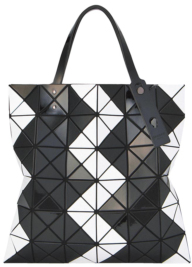三宅一生BAO BAO LUCENT ZIGZAG鋸齒透光經典包，1萬4600元。（ISSEY MIYAKE提供）