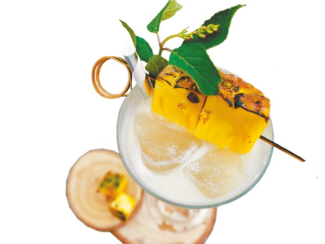 富果香的特调饮品「凤梨莎莎亚」。（太鲁阁晶英酒店提供）（饮酒过量有碍健康）