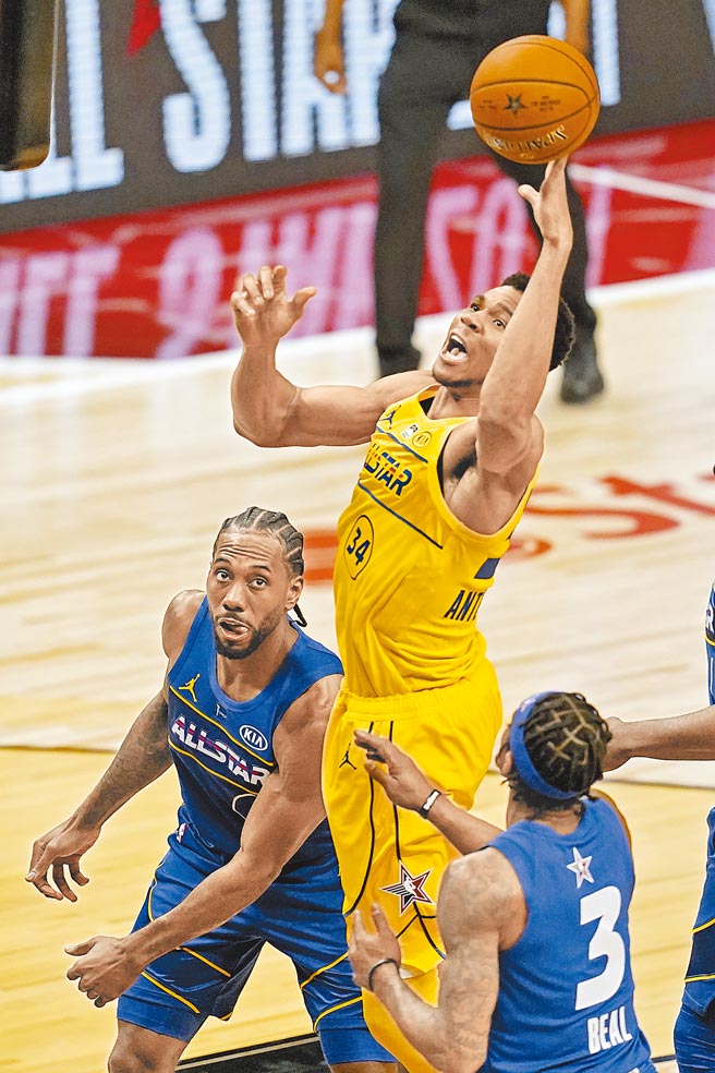 詹皇隊阿提托康波（中）跳起來出手投籃，他獲選全明星賽MVP。（路透）