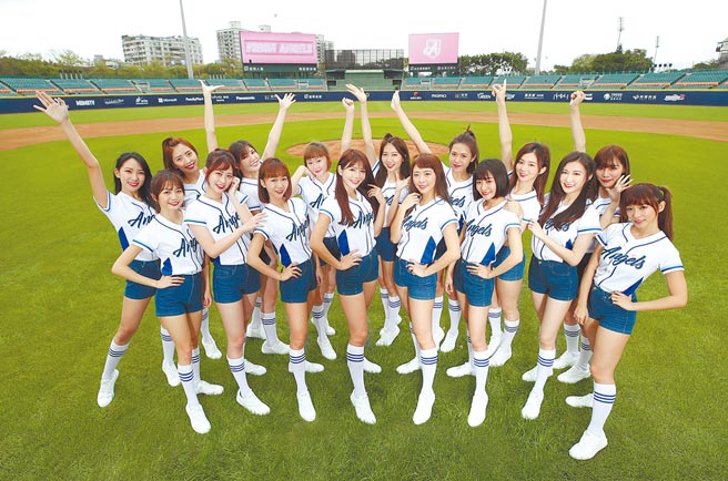 富邦悍将啦啦队Fubon Angels春训团练，16名成员穿着新的应援球衣在球场亮相。（中央社）