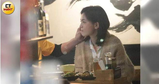 3月2日，台北市议员锺沛君与音乐人陈布朗遭本刊直击在台北东区居酒屋共进晚餐，陈布朗趁着同桌友人离席时，伸手轻抚锺沛君脸庞，甜蜜度瞬间爆表。（图／本刊摄影组）